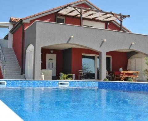 Beautiful villa with two apartments and a swimming pool, 800 meters from the sea 