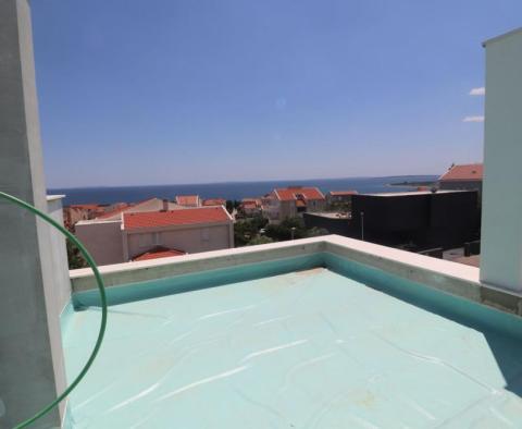 Двухуровневый пентхаус с террасой на крыше в Паге, Новалья - фото 22