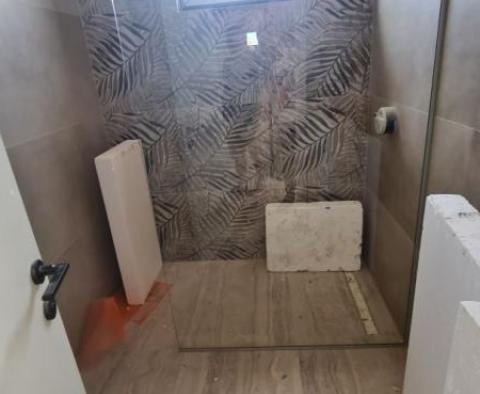 Exkluzivní apartmán s bazénem v první řadě k moři na Pagu - pic 14