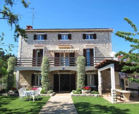 Fantastique villa en pierre en bord de mer dans la région d&#39;Umag à proximité du port de plaisance! 