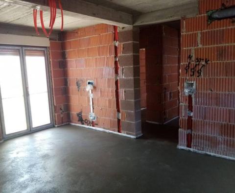 Új építésű villa medencével és nyílt tengerre néző kilátással Labin területén - pic 10