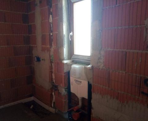 Új építésű villa medencével és nyílt tengerre néző kilátással Labin területén - pic 11