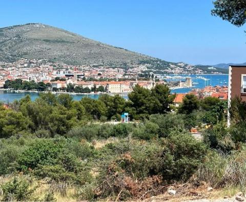 Terrain à Ciovo avec permis de construire pour une nouvelle villa moderne, à seulement 170 mètres du bord de l'eau - pic 3