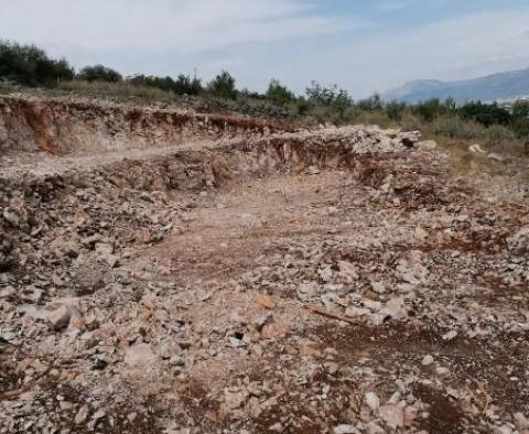 Terrain à Ciovo avec permis de construire pour une nouvelle villa moderne, à seulement 170 mètres du bord de l'eau - pic 4