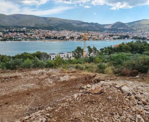 Grundstück auf Ciovo mit Baugenehmigung für eine neue moderne Villa, nur 170 Meter vom Wasser entfernt - foto 5