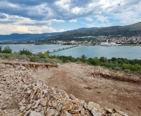 Terrain à Ciovo avec permis de construire pour une nouvelle villa moderne, à seulement 170 mètres du bord de l'eau - pic 6