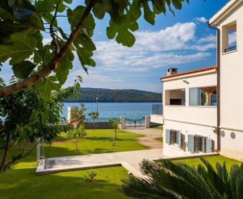 Impressive, second-to-none waterfront villa in Sibenik area - pic 30