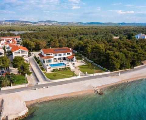 Impressionnante villa au bord de l'eau sans pareil dans la région de Sibenik - pic 42