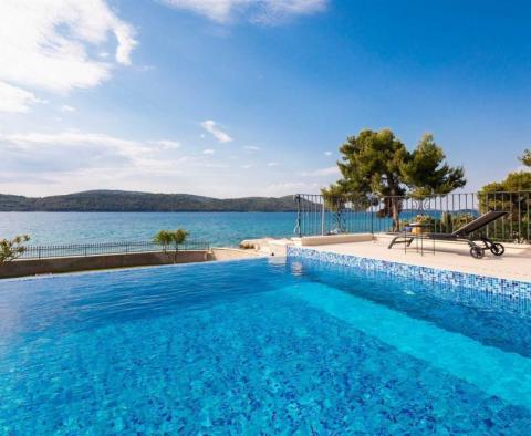 Impressionnante villa au bord de l'eau sans pareil dans la région de Sibenik 