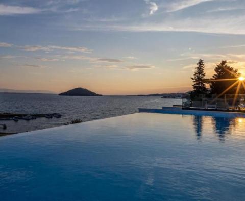 Romantická nově postavená vila na ostrově Ugljan, v první řadě k moři 