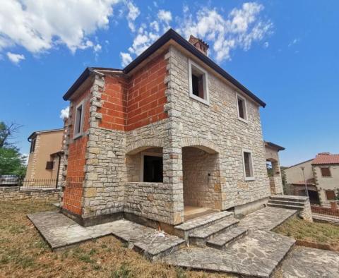 Villa à la périphérie de Porec en construction, avec vue sur la mer lointaine 