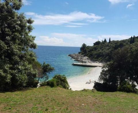 Immeuble avec 5 appartements et plus à Banjole en pleine nature à seulement 300 m de la plage - pic 2