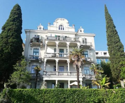 Apartmán v krásné rakousko-uherské vile v centru Opatije jen 40 metrů od moře - pic 17