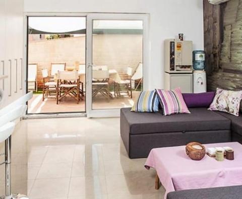 One-bedroom apartment with a 37 sqm garden and a parking spot in Hvar 