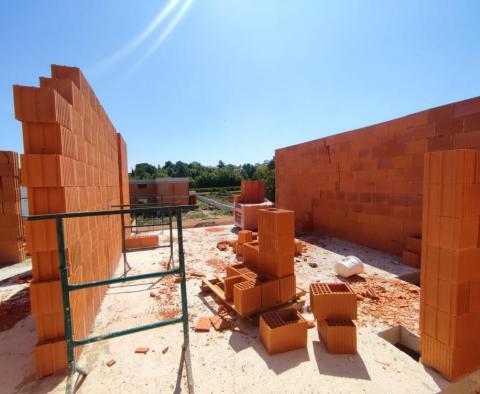 Вилла в районе Лабин-Рабац в стадии строительства, в окружении современных роскошных вилл - фото 9