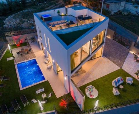 Modern villa with sea views in Split area - pic 19