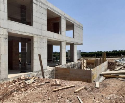 Moderne Villa von makelloser Eleganz in der Gegend von Poreč, 5 km vom Meer entfernt, mit weitem Meerblick - foto 14