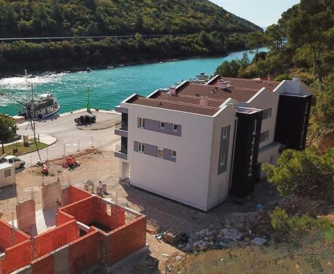 Neuer Apart-Komplex im Labin-Gebiet mit Yachten, die davor festmachen 