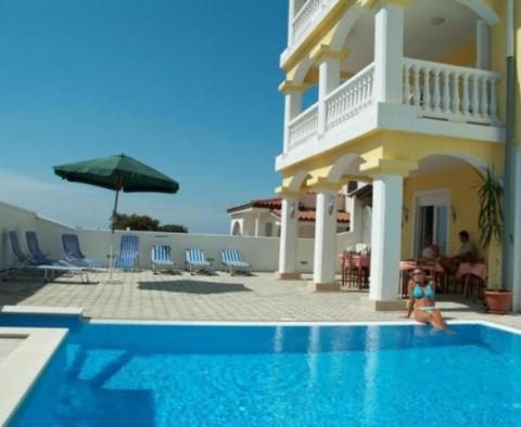 Hotelgebäude zum Verkauf in Peroj, nur 700 Meter vom Meer entfernt, mit schöner Aussicht 