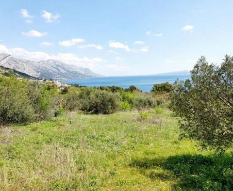 Seltenes Grundstück zum Verkauf in Brela mit Meerblick, nur 240 Meter vom Meer entfernt 