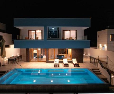 Nouvelle villa moderne unique à Baska Voda, avec piscines intérieure et extérieure, à seulement 150 mètres de la plage ! - pic 39