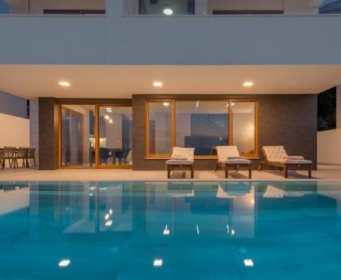 Nouvelle villa moderne unique à Baska Voda, avec piscines intérieure et extérieure, à seulement 150 mètres de la plage ! - pic 33