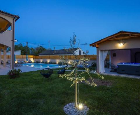 Villa úszómedencével és két lakóegységgel - pic 29