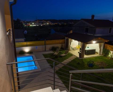 Villa úszómedencével és két lakóegységgel - pic 31