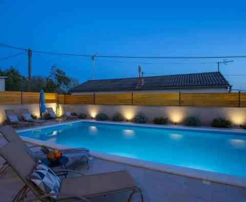 Villa úszómedencével és két lakóegységgel - pic 32
