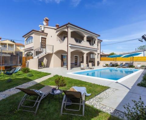 Villa úszómedencével és két lakóegységgel - pic 37