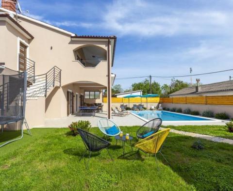 Villa úszómedencével és két lakóegységgel - pic 41