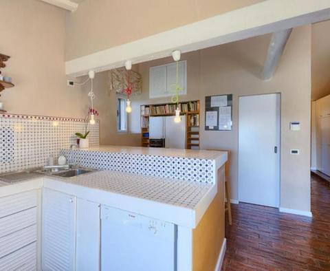 Gyönyörű villa Umag külvárosában, mindössze 250 méterre a tengertől, zöld pázsiton keresztül - pic 16