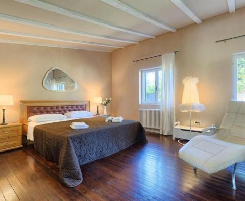 Gyönyörű villa Umag külvárosában, mindössze 250 méterre a tengertől, zöld pázsiton keresztül - pic 17
