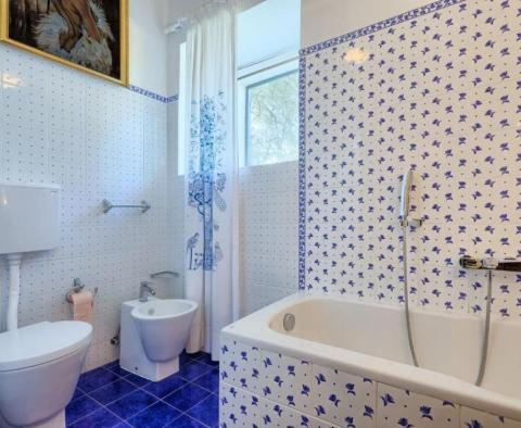 Gyönyörű villa Umag külvárosában, mindössze 250 méterre a tengertől, zöld pázsiton keresztül - pic 19