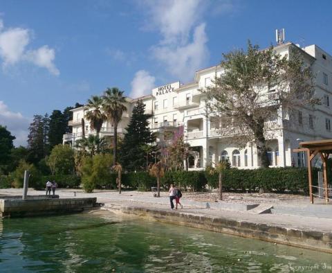 Einzigartige Immobilie zur Renovierung am Wasser in der Gegend von Split 
