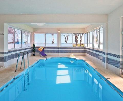 Fantastický apartmánový dům s krytým bazénem a výhledem na moře 