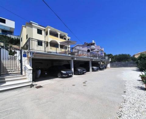 Grande propriété touristique sur Ciovo à seulement 200 mètres de la mer, 5 appartements - pic 6