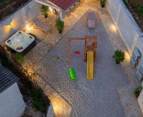 Stylová vila na nábřeží v malebné vesničce mezi Trogirem a Rogoznicí - pic 42