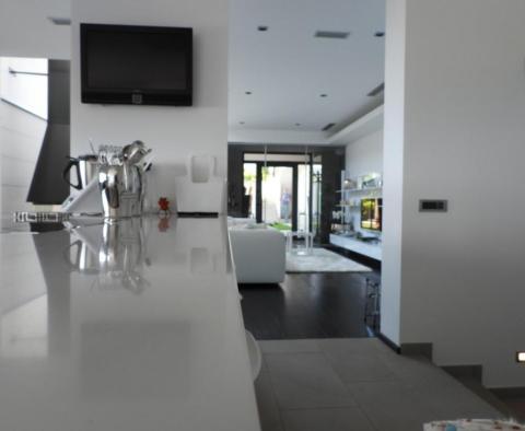 Luxus villa gyönyörű kilátással a tengerre, úszómedencével Lovranban - pic 47
