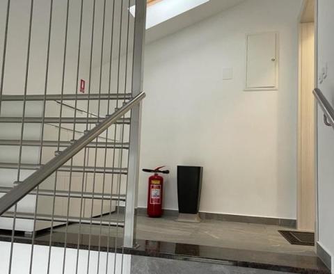Vízparti új penthouse 4 hálószobával Ciziciben, közvetlenül a tengerparton, rezidencia úszómedencével - pic 12
