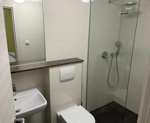 Vízparti új penthouse 4 hálószobával Ciziciben, közvetlenül a tengerparton, rezidencia úszómedencével - pic 15