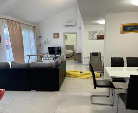 Vízparti új penthouse 4 hálószobával Ciziciben, közvetlenül a tengerparton, rezidencia úszómedencével - pic 8