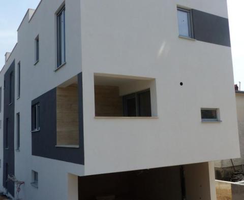 Новая двухуровневая квартира с террасой на крыше всего в 40 метрах от пляжа - фото 16