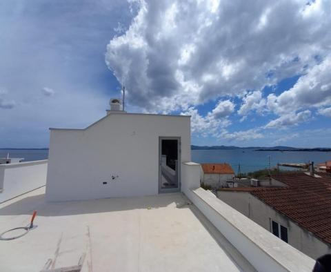 Новая двухуровневая квартира с террасой на крыше всего в 40 метрах от пляжа - фото 18
