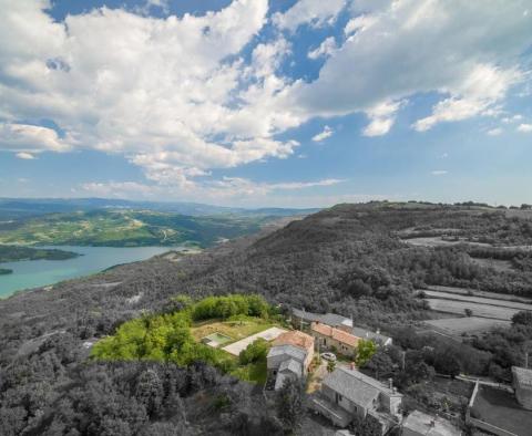 Baugrundstück mit Genehmigung zum Bau einer modernen Villa mit wunderschönem Blick auf den Butoniga-See - foto 11