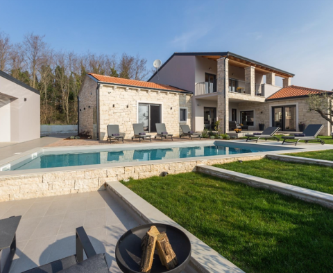Villa de luxe en pierre à Poreč avec vue lointaine sur la mer Adriatique 