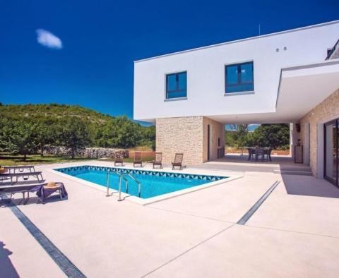 Étonnante villa au design moderne dans la région de Split - pic 3