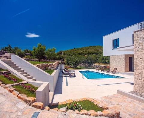 Étonnante villa au design moderne dans la région de Split - pic 9