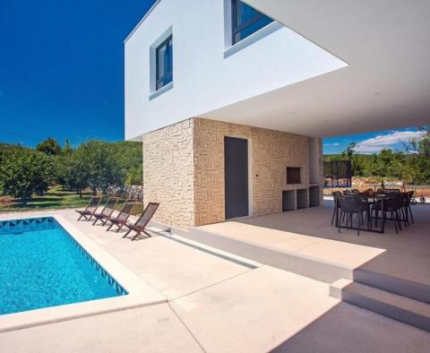 Étonnante villa au design moderne dans la région de Split - pic 11