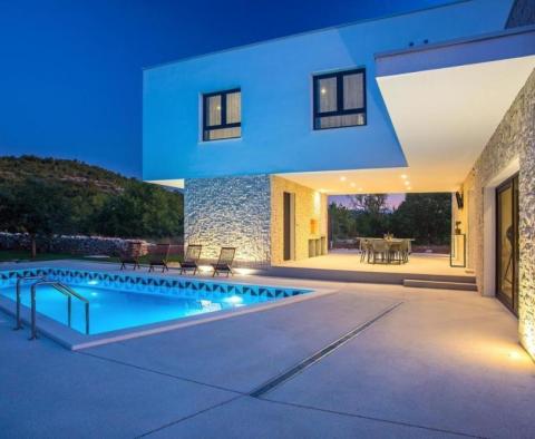 Étonnante villa au design moderne dans la région de Split - pic 42